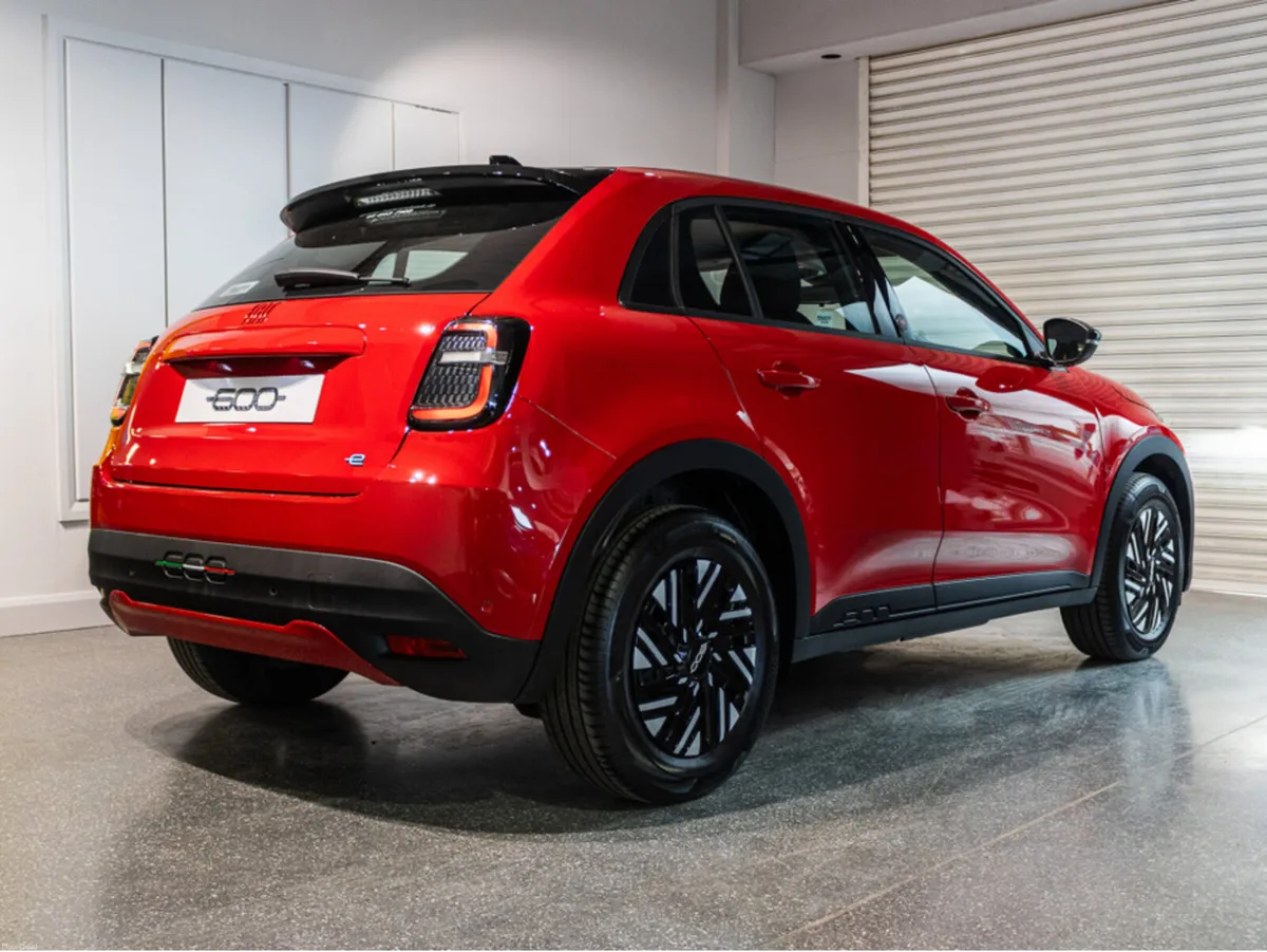 Fiat 600 600e Red 54Kwh - Image 4