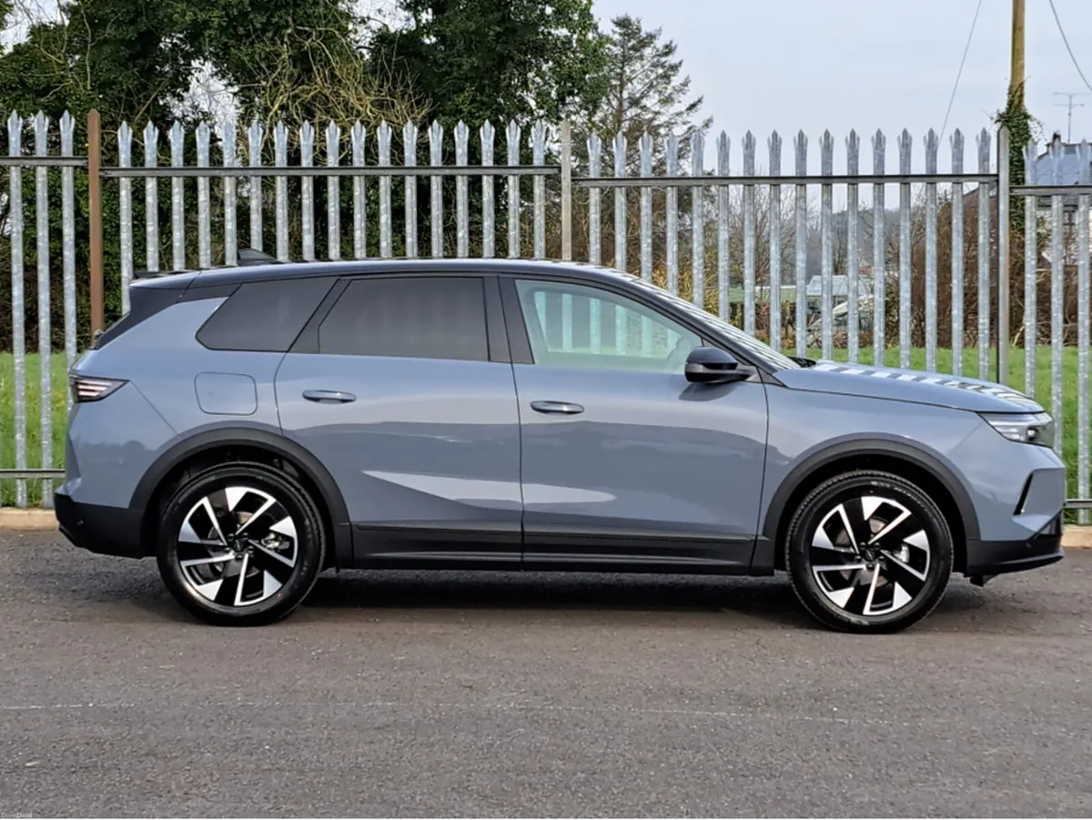 Opel Grandland GS 136BHP HYBRID *LEATHER PACK* - Image 3