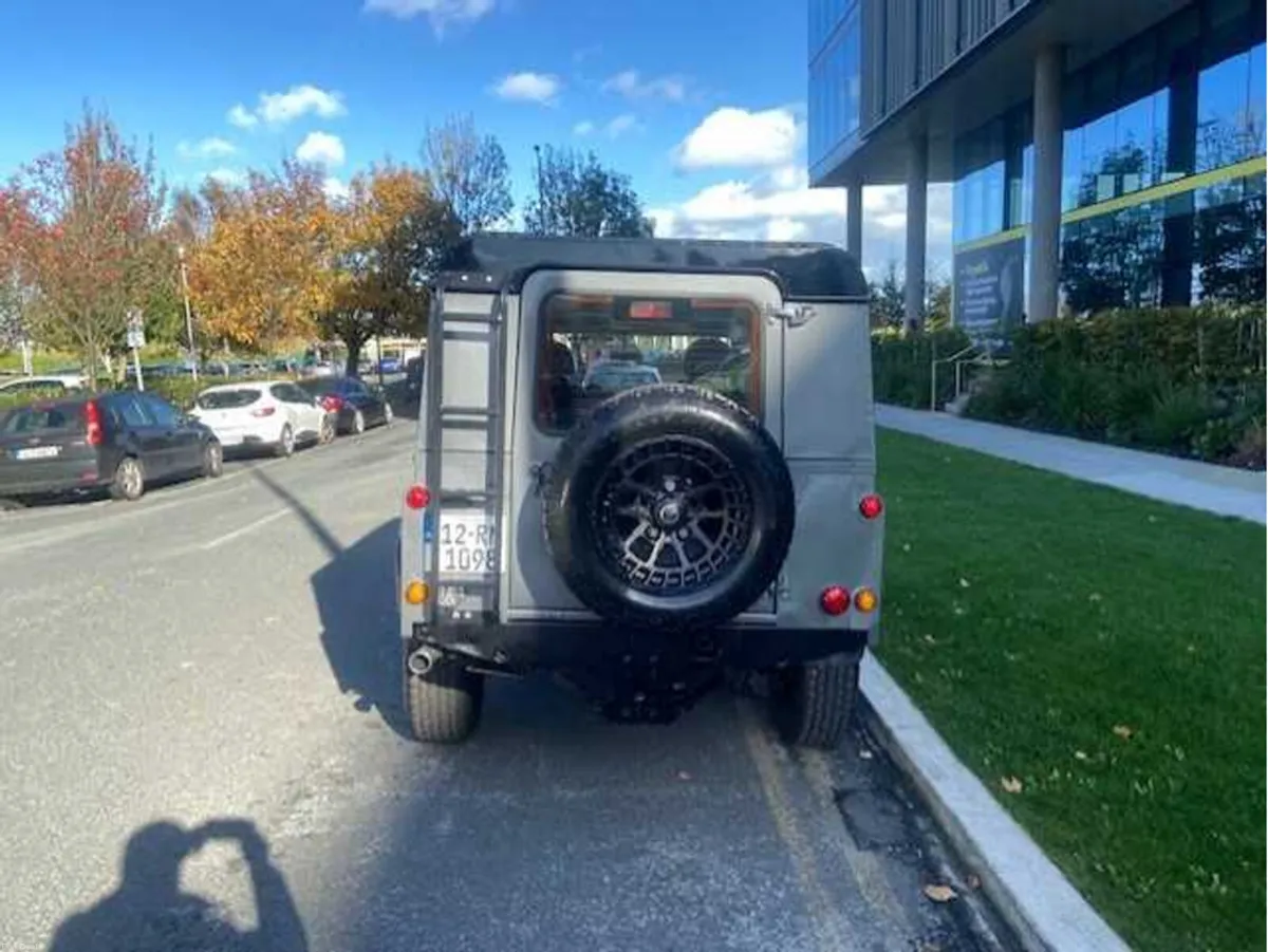 Land Rover Defender 110 3DR 2.5 300 TDI 3DR - Image 3