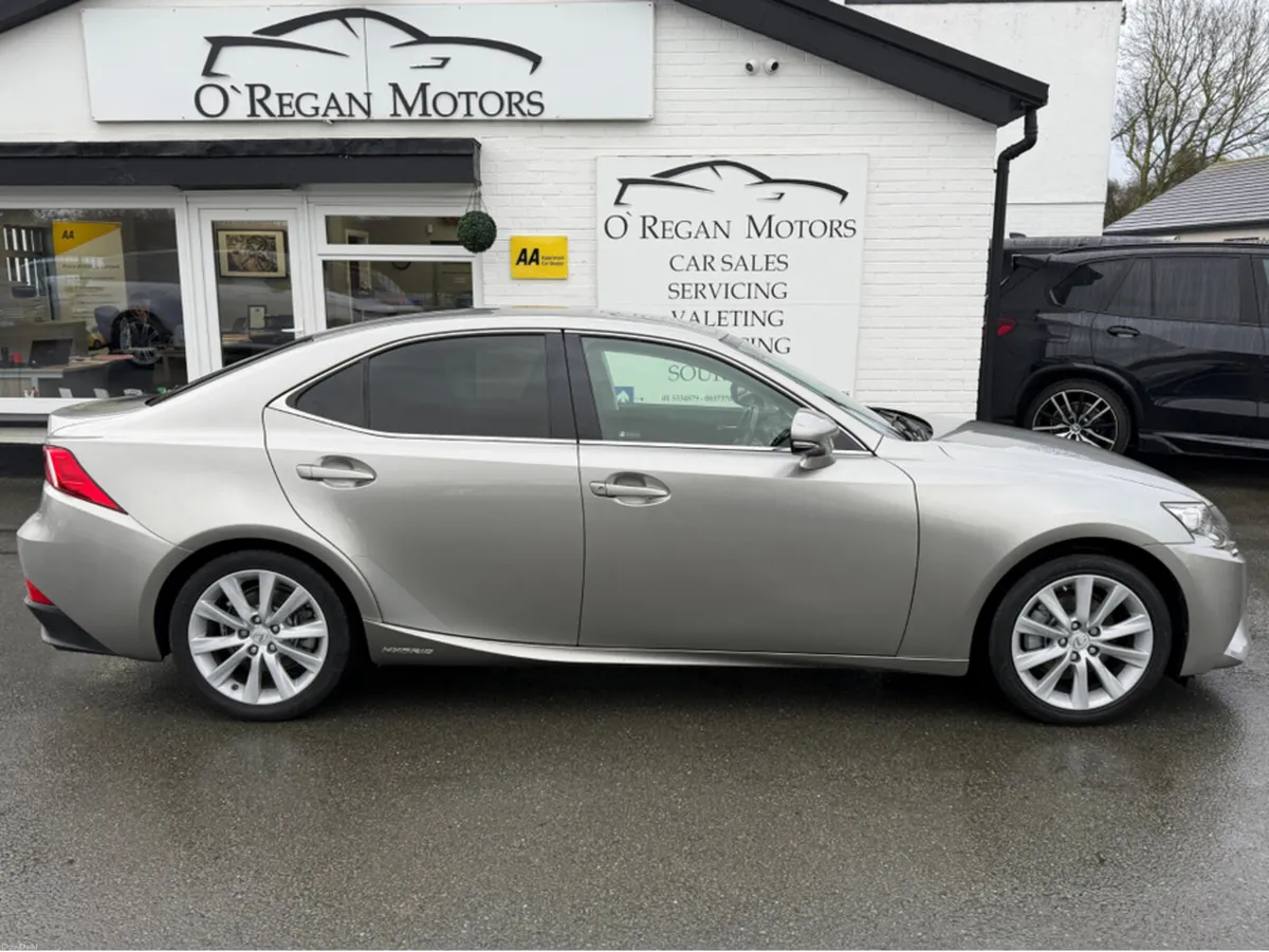 Lexus IS 2.5 ADVANCE HYBRID AUTO - Image 2