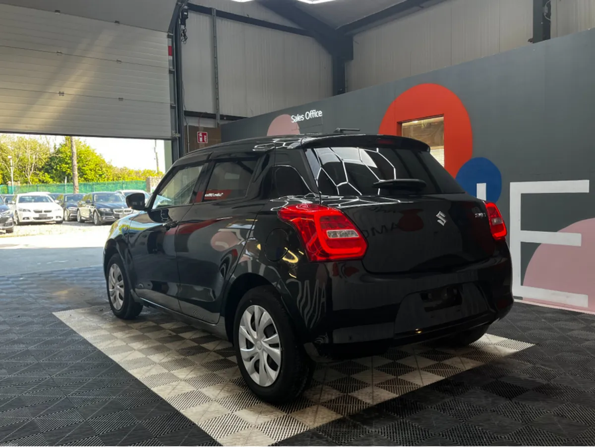 Suzuki Swift 1.2 PETROL AUTOMATIC / 20k KMs / Heat - Image 4