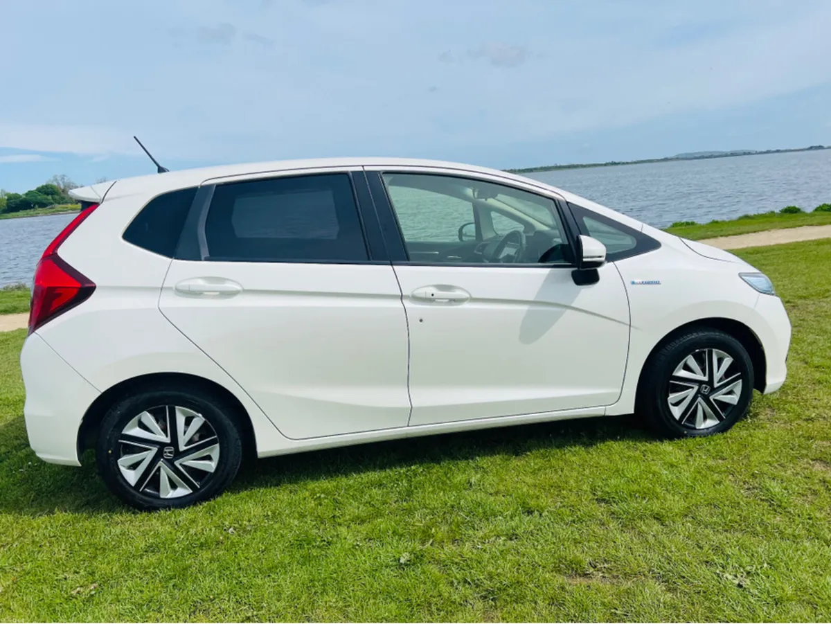 Honda Jazz HYBRID /  FINANCE AVAILABLE - Image 3