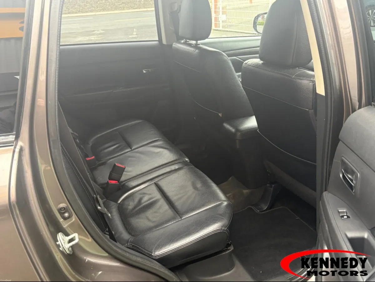 Mitsubishi Outlander 16MY 4WD 6 6MT 7S 4DR - Image 4