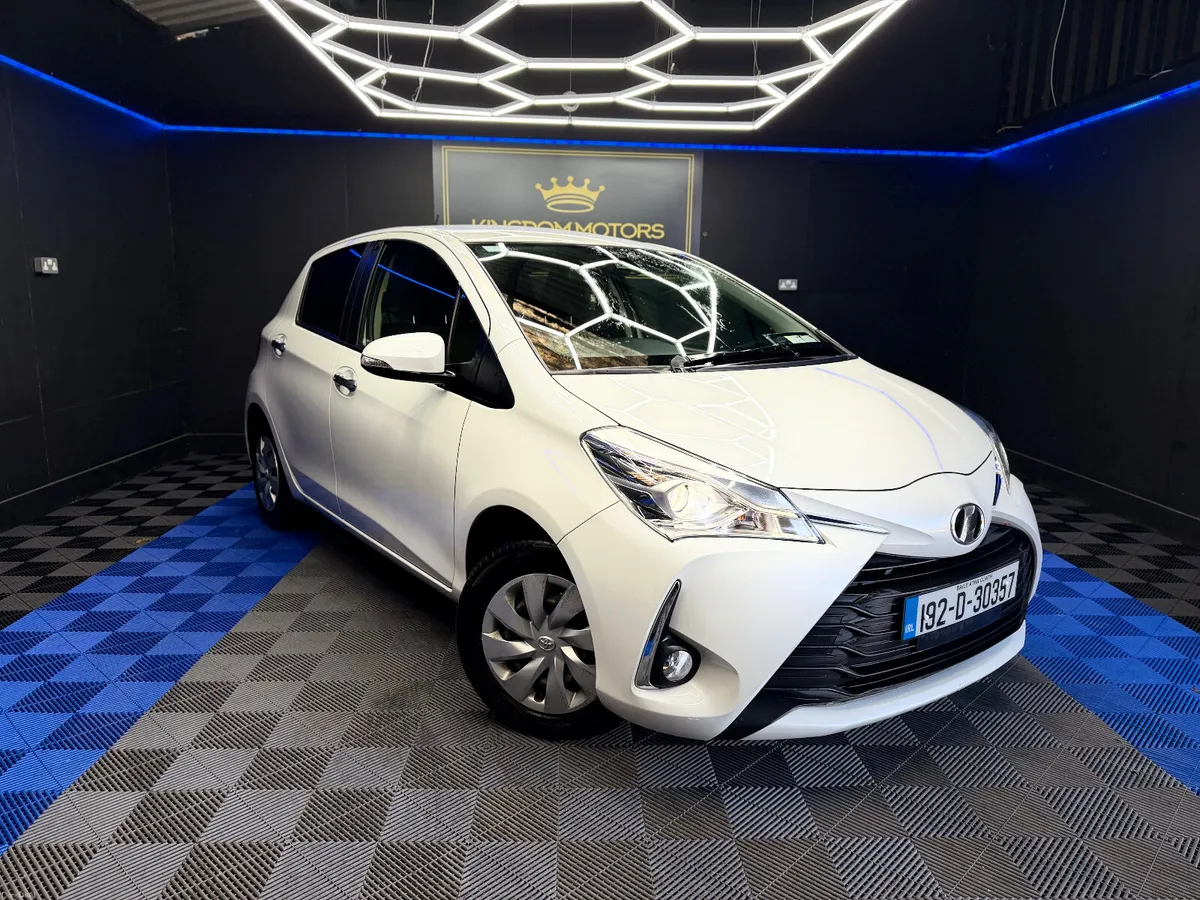 Toyota Vitz 1.0 Automatic,Back up camera - Image 1