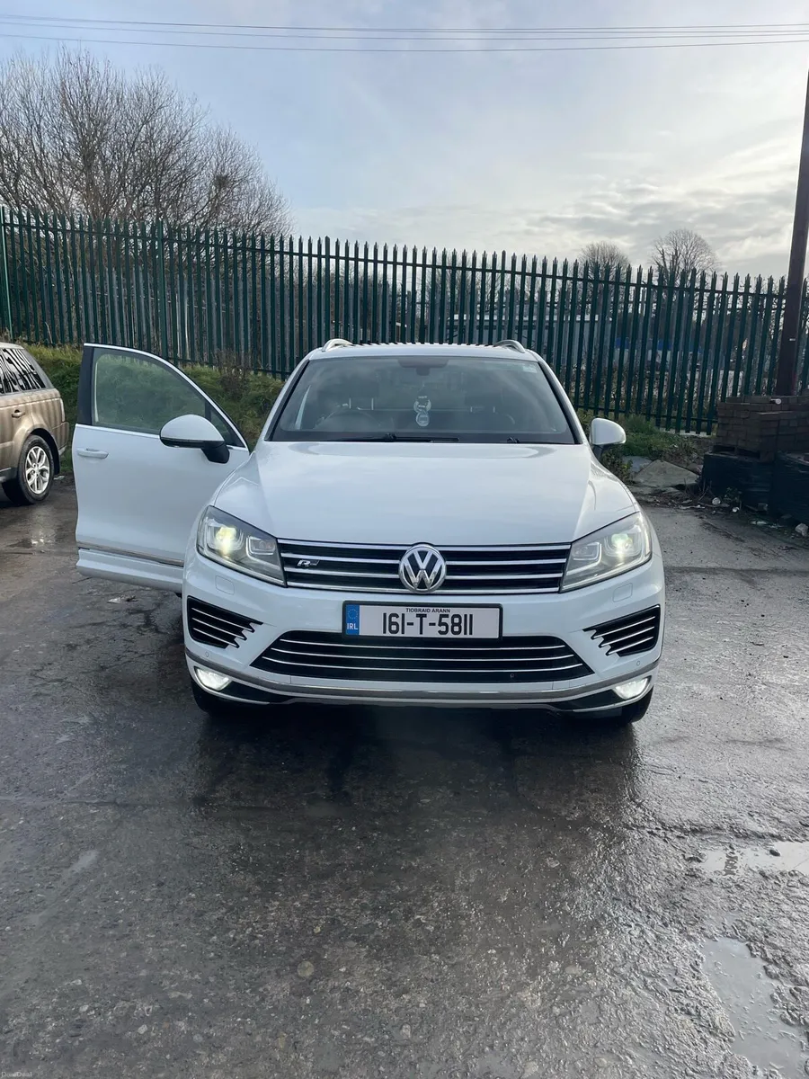 VW Touareg R-Line Commercial - Image 4