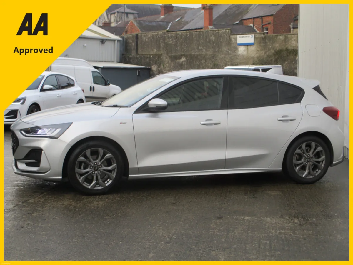 Ford Focus ST-LINE 1.0 PETROL   TOP OF THE RANGE M - Image 5