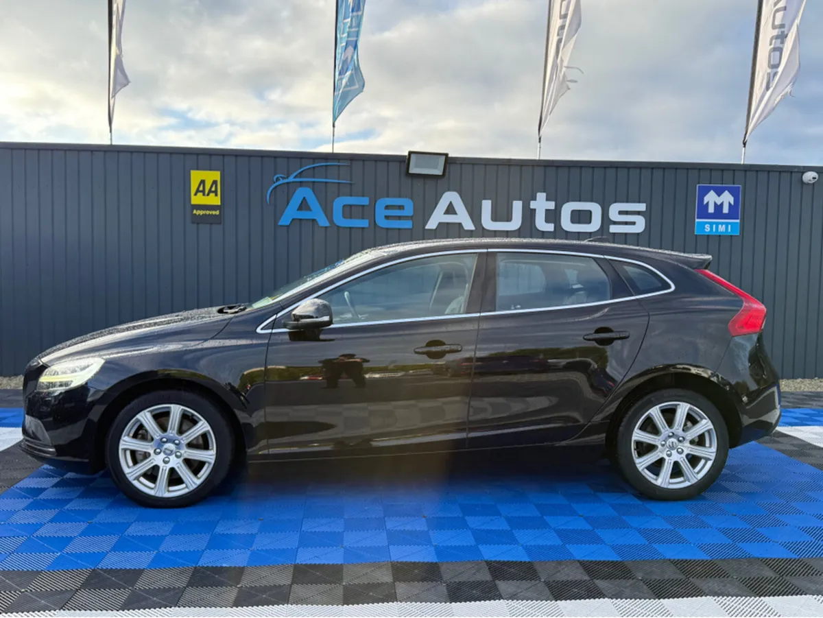 Volvo V40 ** DEPOSIT TAKEN ** D4 INSCRIPTION - 2.0 - Image 4