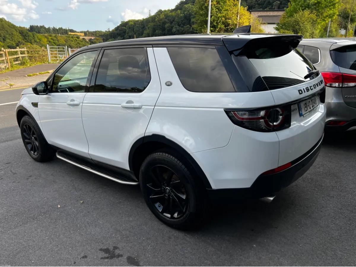 Land Rover Discovery Sport 2.0 TD4 SE AUTO Black P - Image 5