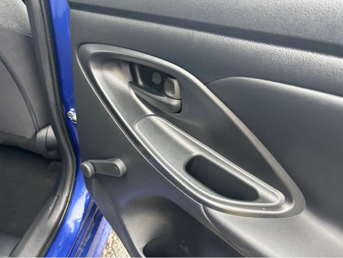 Toyota Yaris 1.5 HYBRID LUNA 4DR AUTO Finance Avai - Image 4