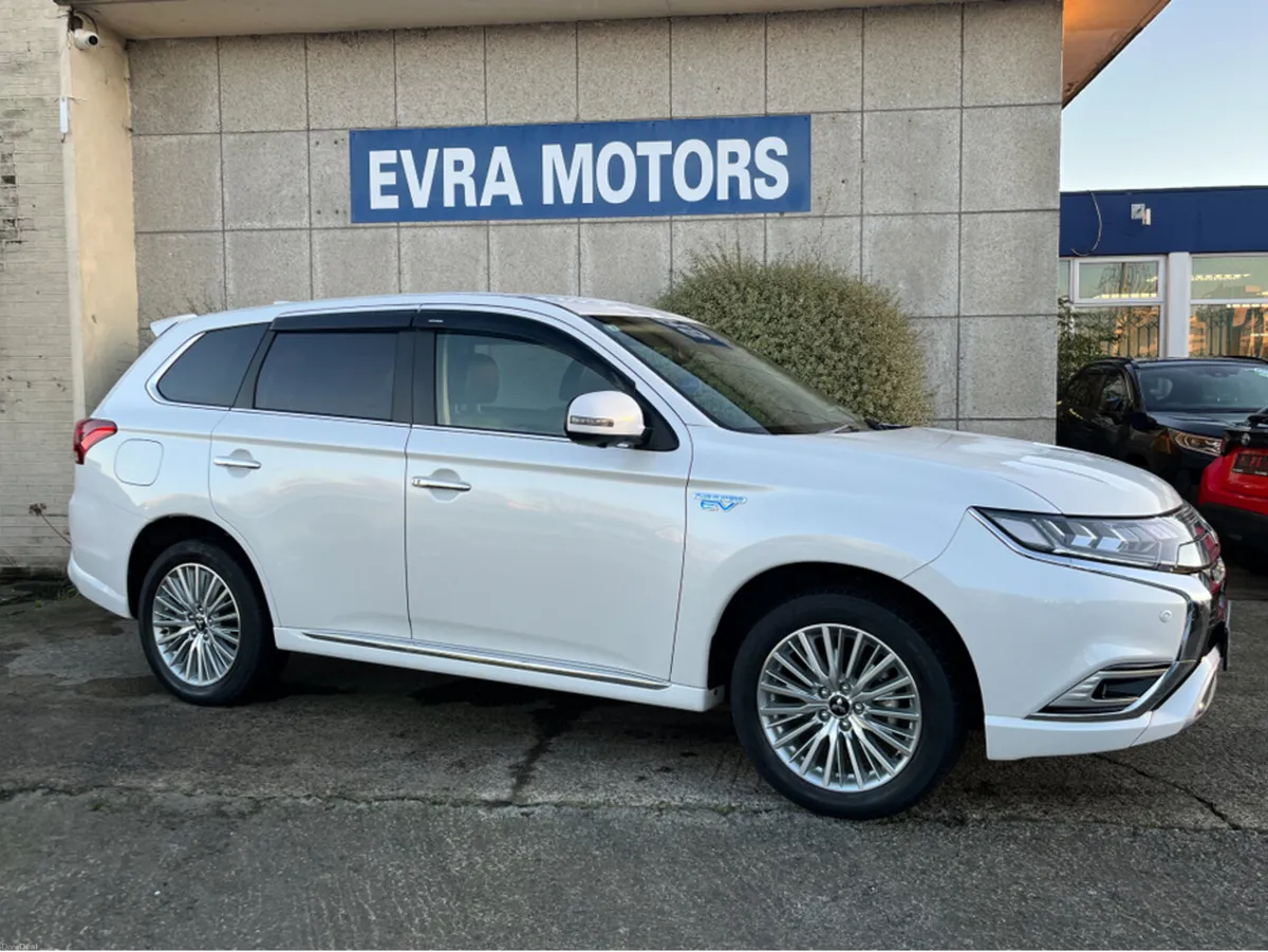 Mitsubishi Outlander G 4WD AUTOMATIC PLUG-IN HYBRI - Image 3