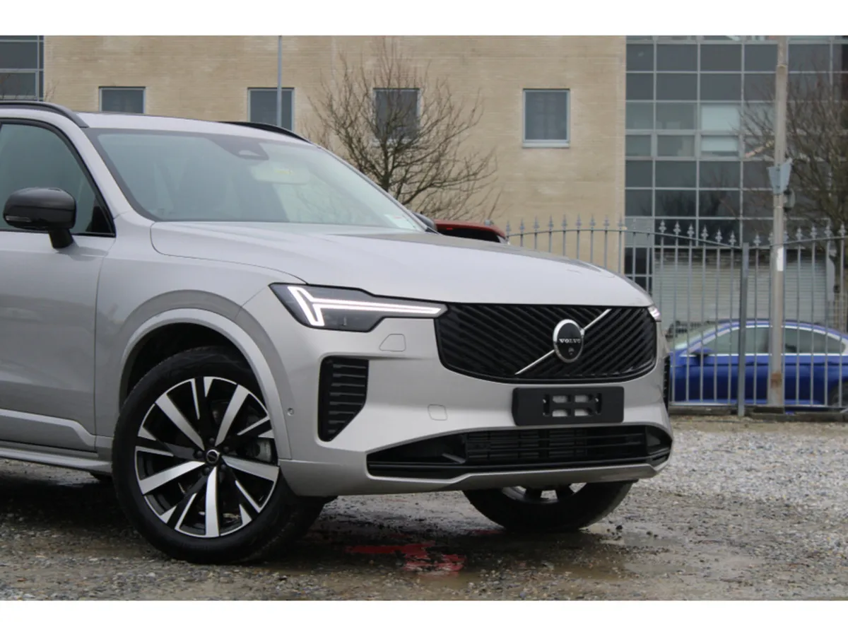 Volvo XC90 T8 PHEV AWD PLUS Dark *7 Seats* - Image 3