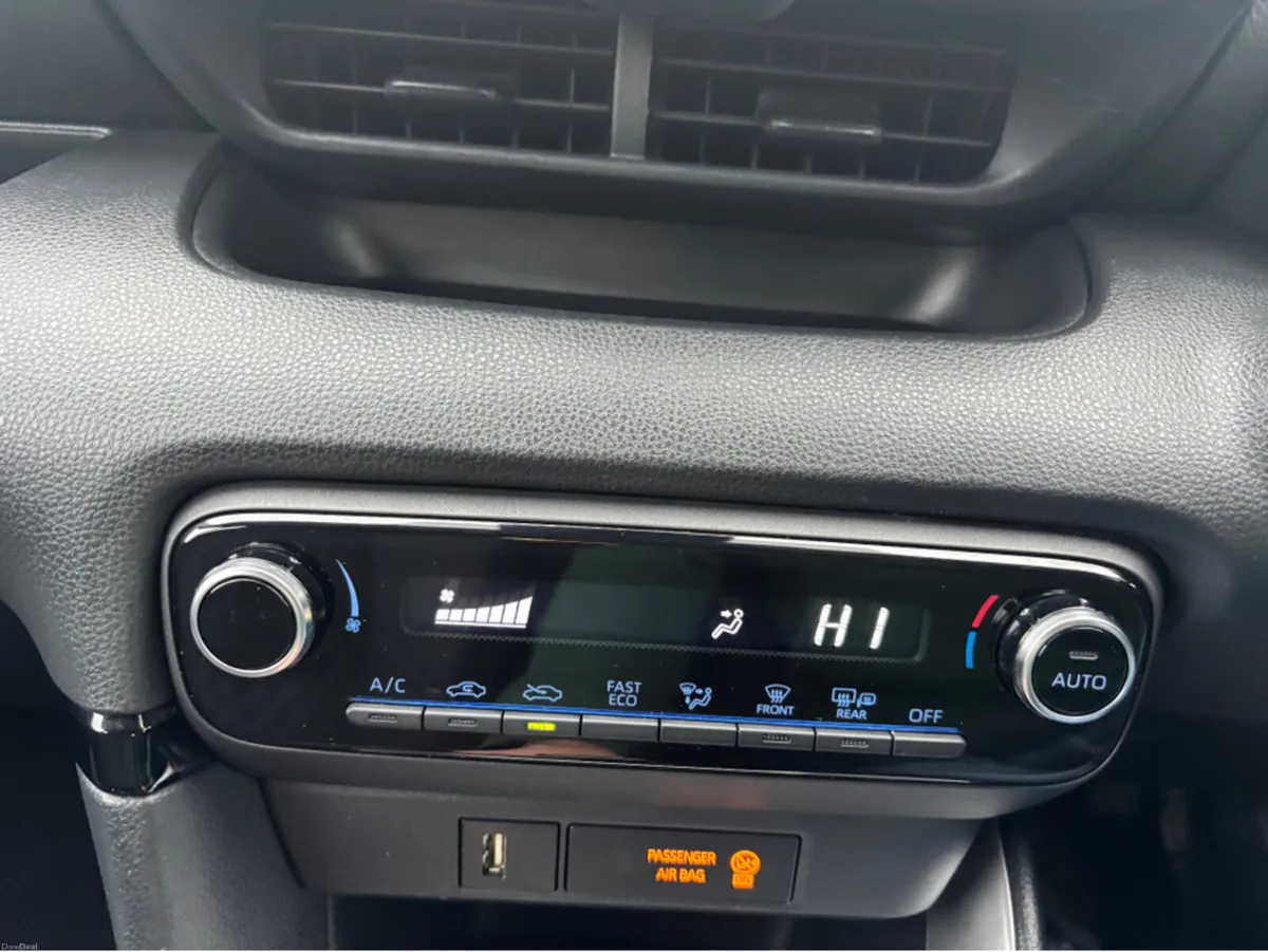 Toyota Yaris 1.5 HYBRID LUNA 4DR AUTO Finance Avai - Image 2