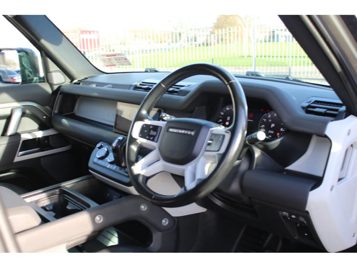 Land Rover Defender 110 X-DYNAMIC S PHEV P400E AWD - Image 3