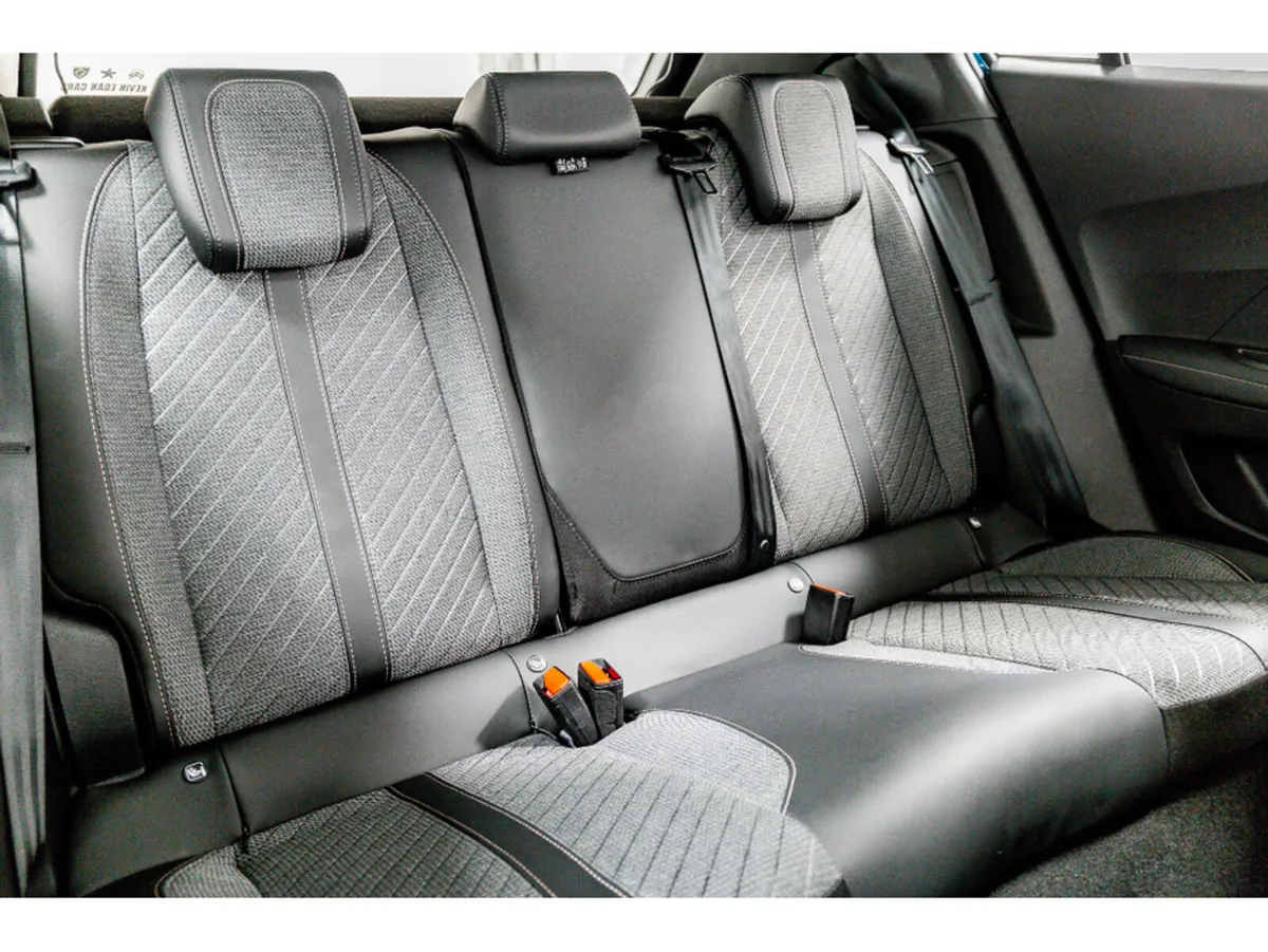 Peugeot 2008 E-Allure 54kWh Auto 156HP - Protectio - Image 4