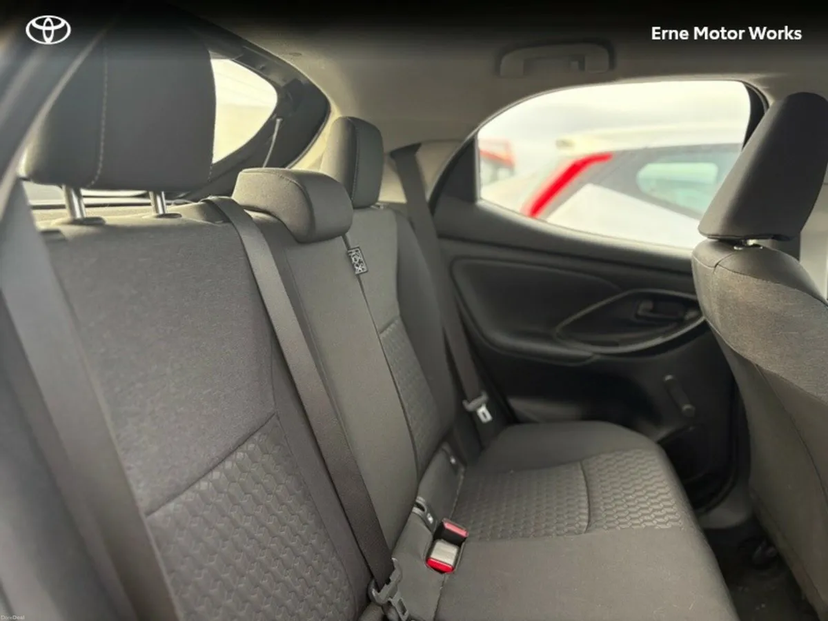 Toyota Yaris YARIS 1.5 HYBRID LUNA - Image 4