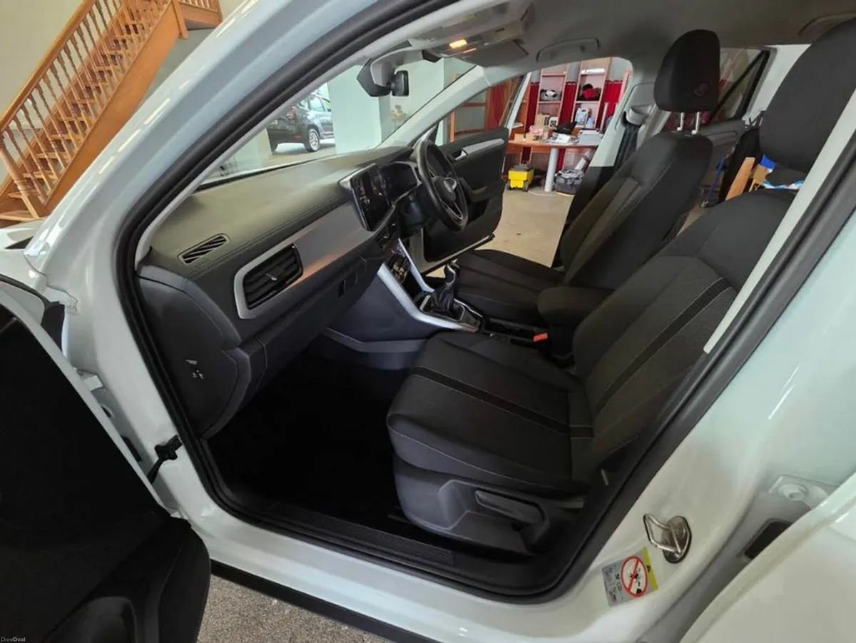 Volkswagen T-Roc LIFE 1.0 TSI MANUAL 6SPEED FWD 11 - Image 6