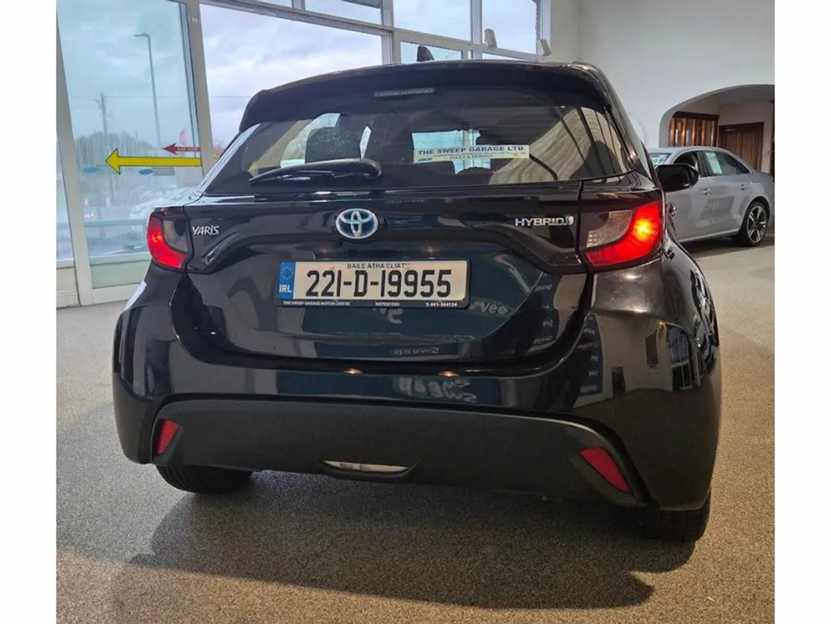 Toyota Yaris HYBRID LUNA AUTO 4DR - Image 3