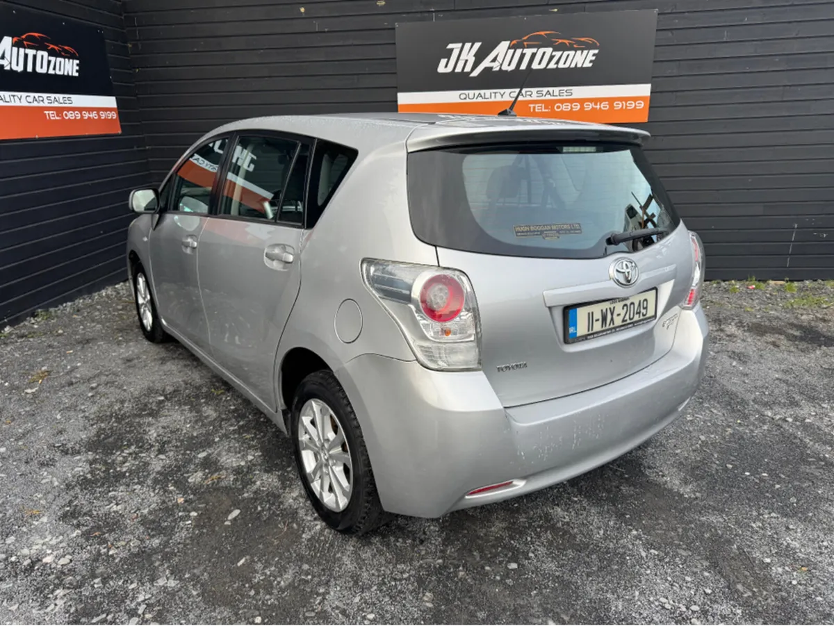 Toyota Corolla 2.0 D-4D LUNA 7 SEATER - Image 4