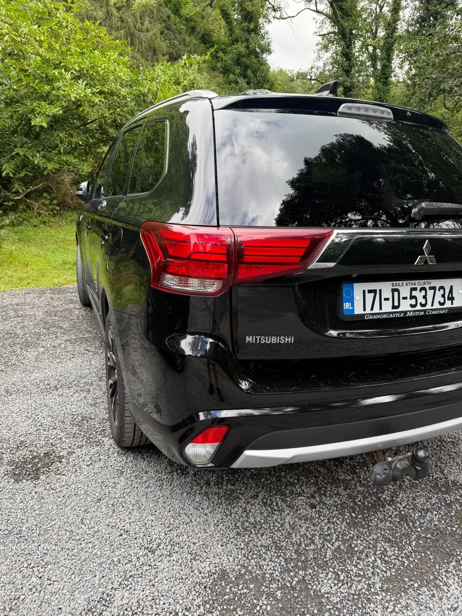 Mitsubishi Outlander 2017 PHEV PLUG IN HYBRID SUV - Image 3