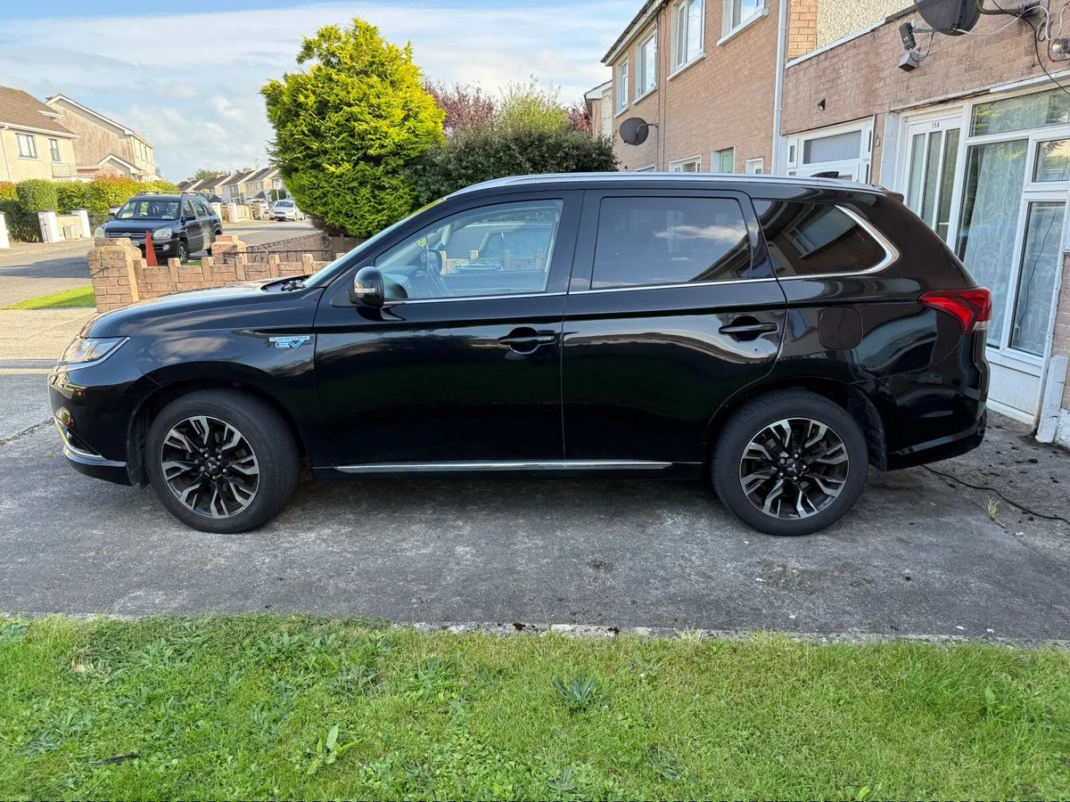 Mitsubishi Outlander 2017 PHEV PLUG IN HYBRID SUV - Image 1