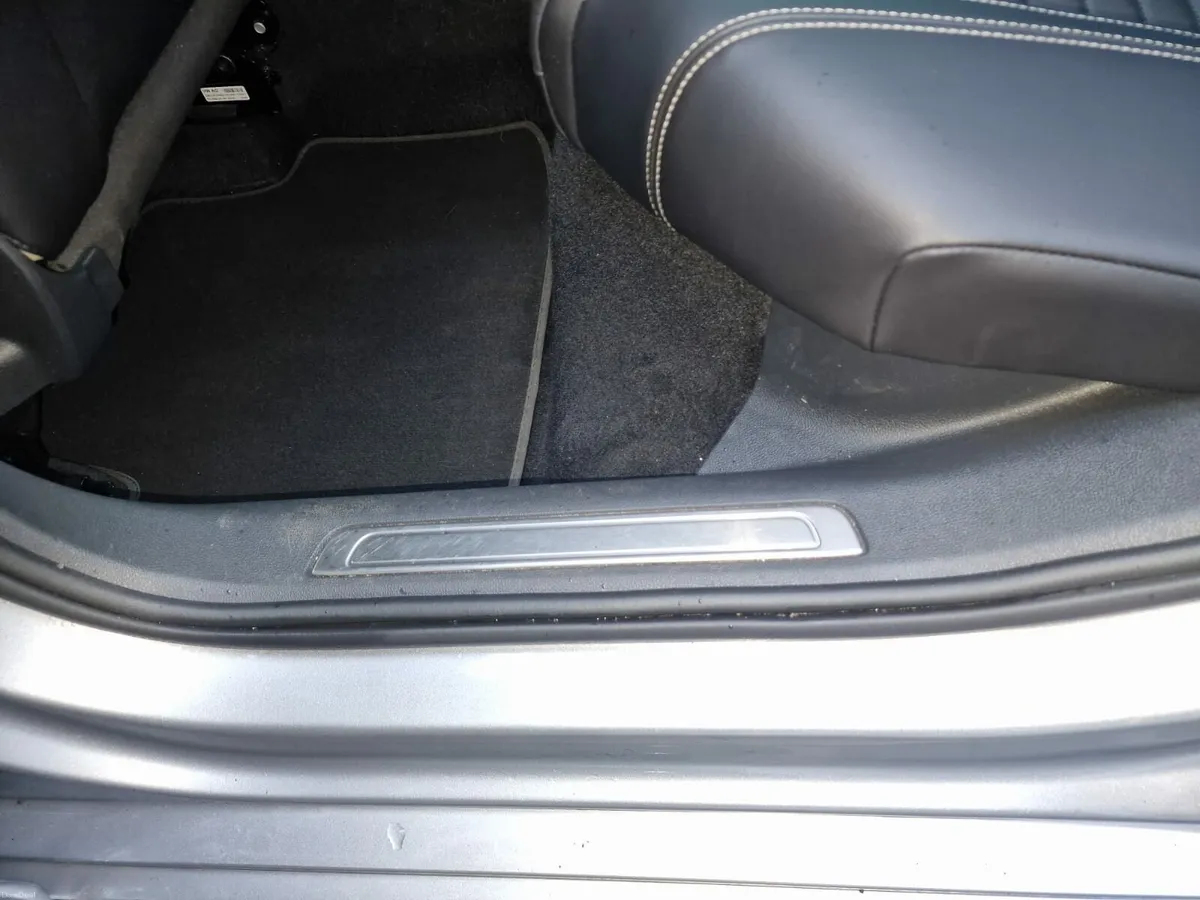 VW Passat Elegance 6 speed leather interior - Image 4