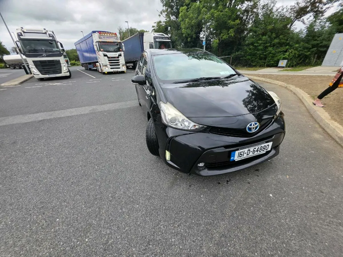 Toyota prius alpha 5 seater