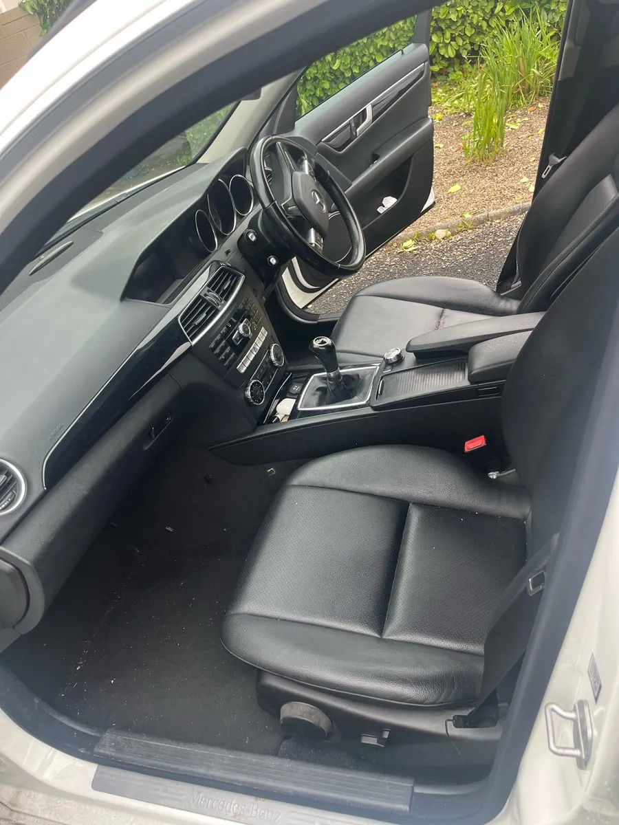 Mercedes 220 estate - Image 2