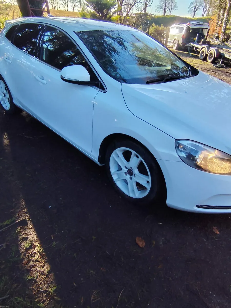 VOLVO V40 1.6 Petrol 180HP Supercharged, Manual Tr - Image 3