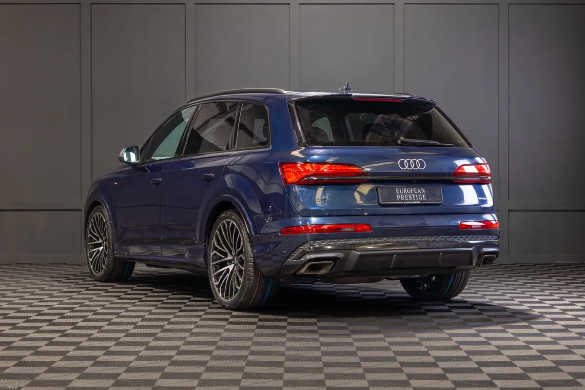 2025 Audi Q7 55 TFSIe Quattro S-Line - Image 4