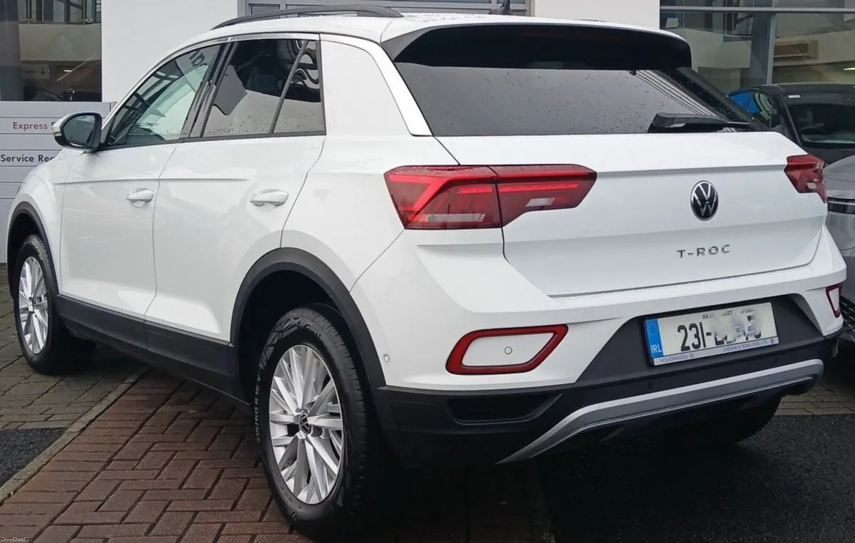 Volkswagen T-Roc Life 2.0 TDI 116HP **REAR VIEW CA - Image 2