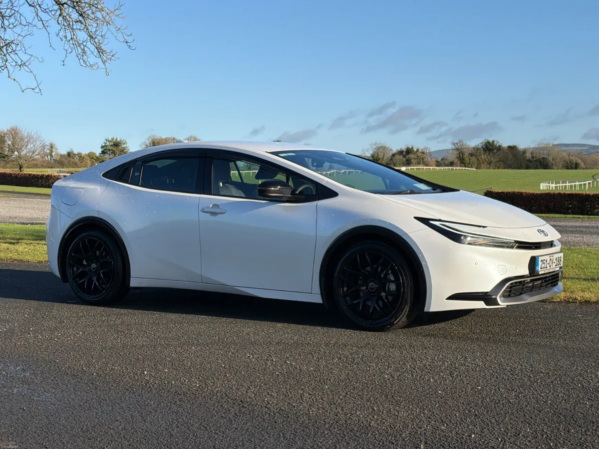Toyota Prius 2025 plug in hybrid only 4000 KM - Image 2