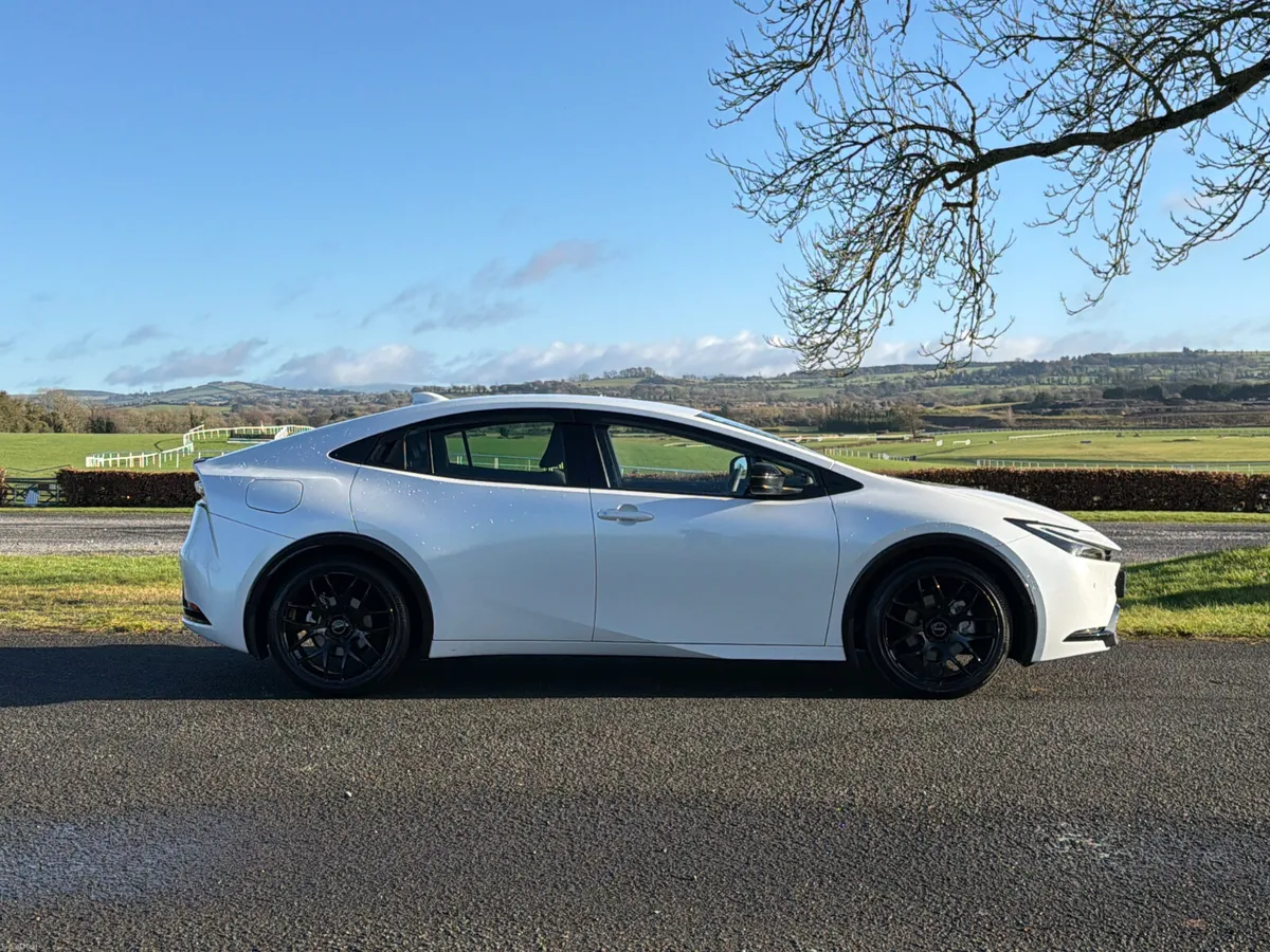 Toyota Prius 2025 plug in hybrid only 4000 KM - Image 3