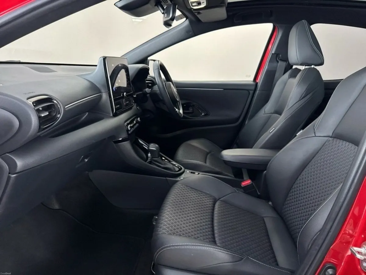 Toyota Yaris HYBRID PLATINUM *TOP SPEC* - Image 6