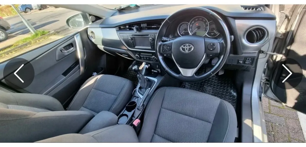 Toyota Auris 2013 - Image 2
