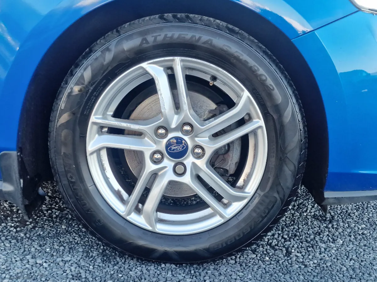 Ford Focus Zetec 5DR 1.5tdci 125PS 6SPD 4 - Image 4