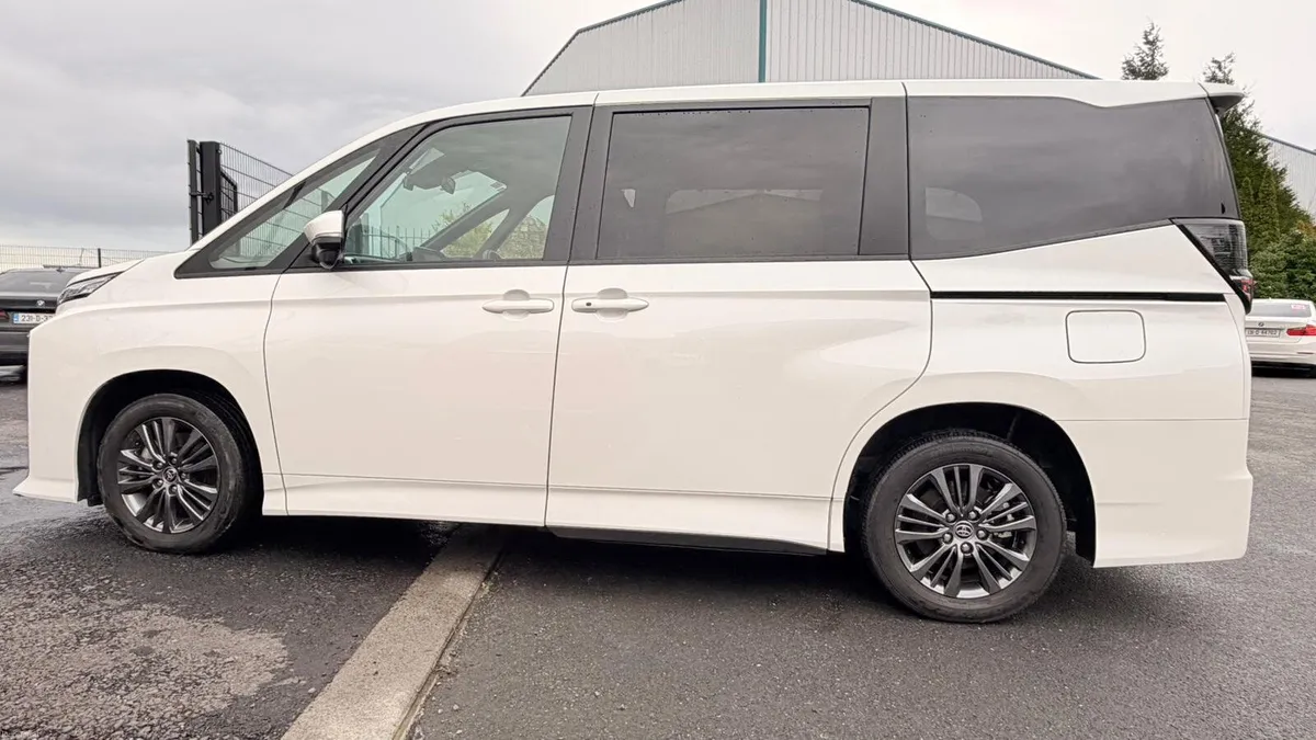 Toyota Voxy 2023 - Image 6