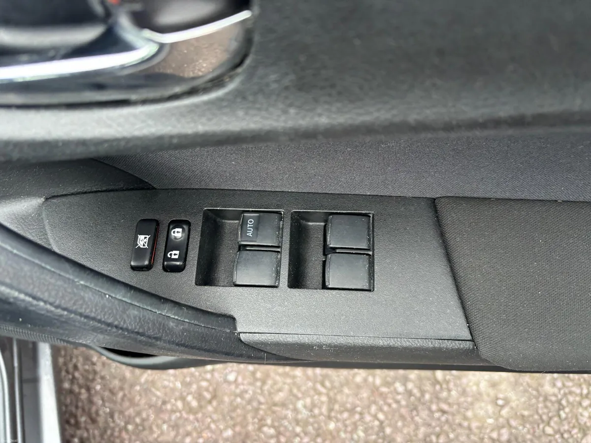 Toyota Corolla 2015  PETROL - Image 3