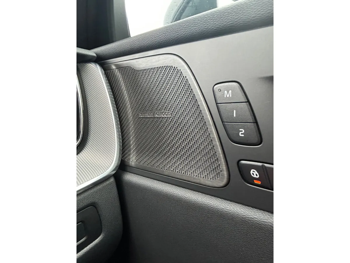 Volvo XC60 + T6 PHEV  PLUS  AWD BLACK EDITION - Image 4