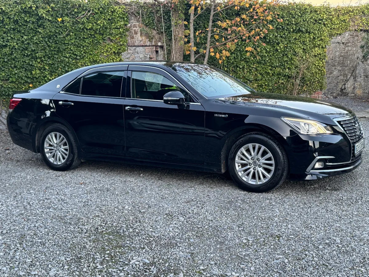 2016 Toyota Crown 2.5 Royal Saloon Hybrid - Image 2