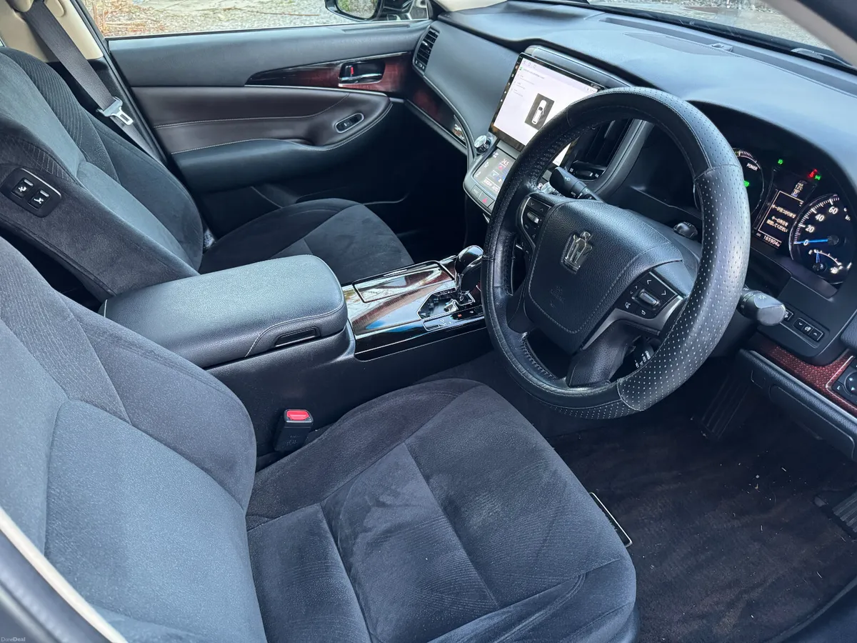 2016 Toyota Crown 2.5 Royal Saloon Hybrid - Image 4