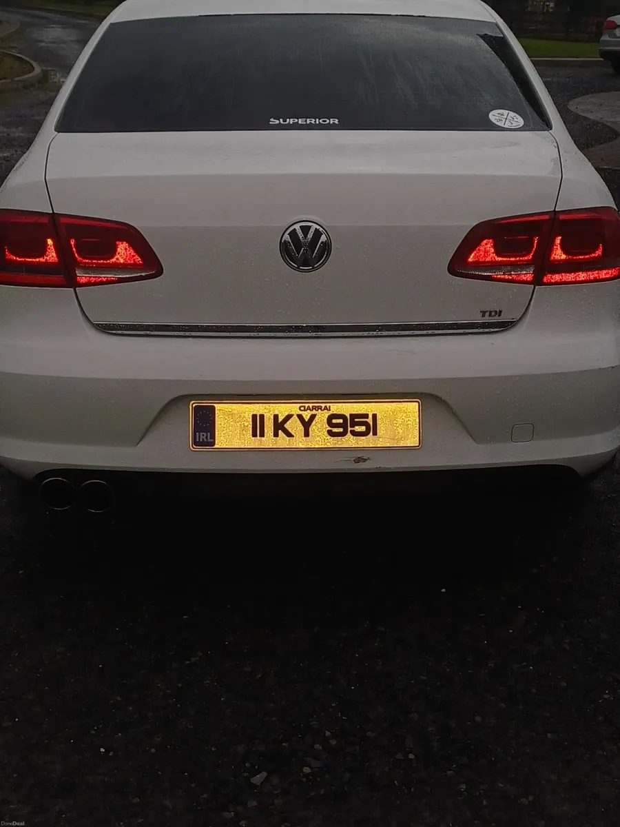 Volkswagen Passat 2011 - Image 2