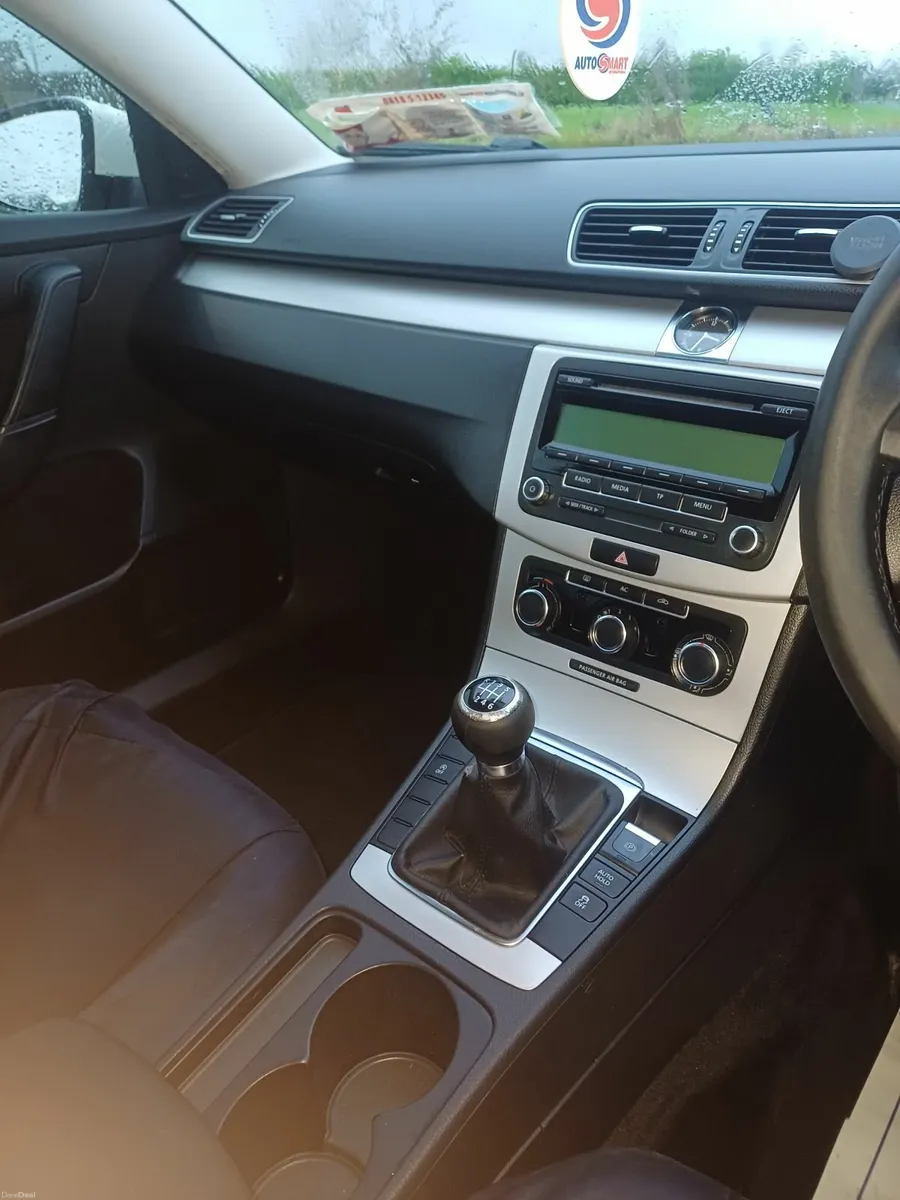 Volkswagen Passat 2011 - Image 4