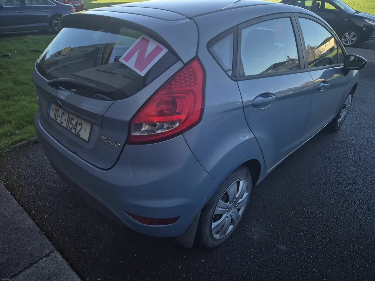 Ford Fiesta 2010 - Image 2