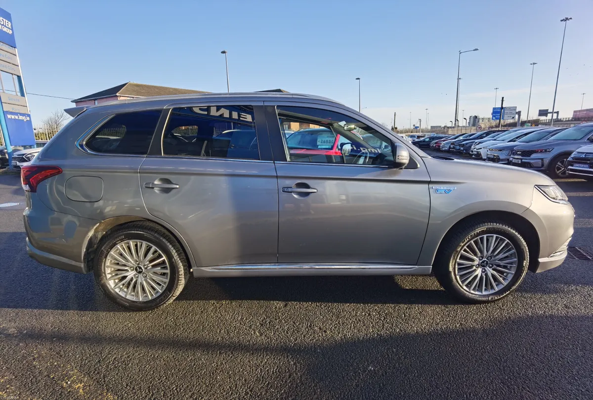 MITSUBISHI OUTLANDER 2.4 EXCEED SAFETY AUTO PHEV - Image 4