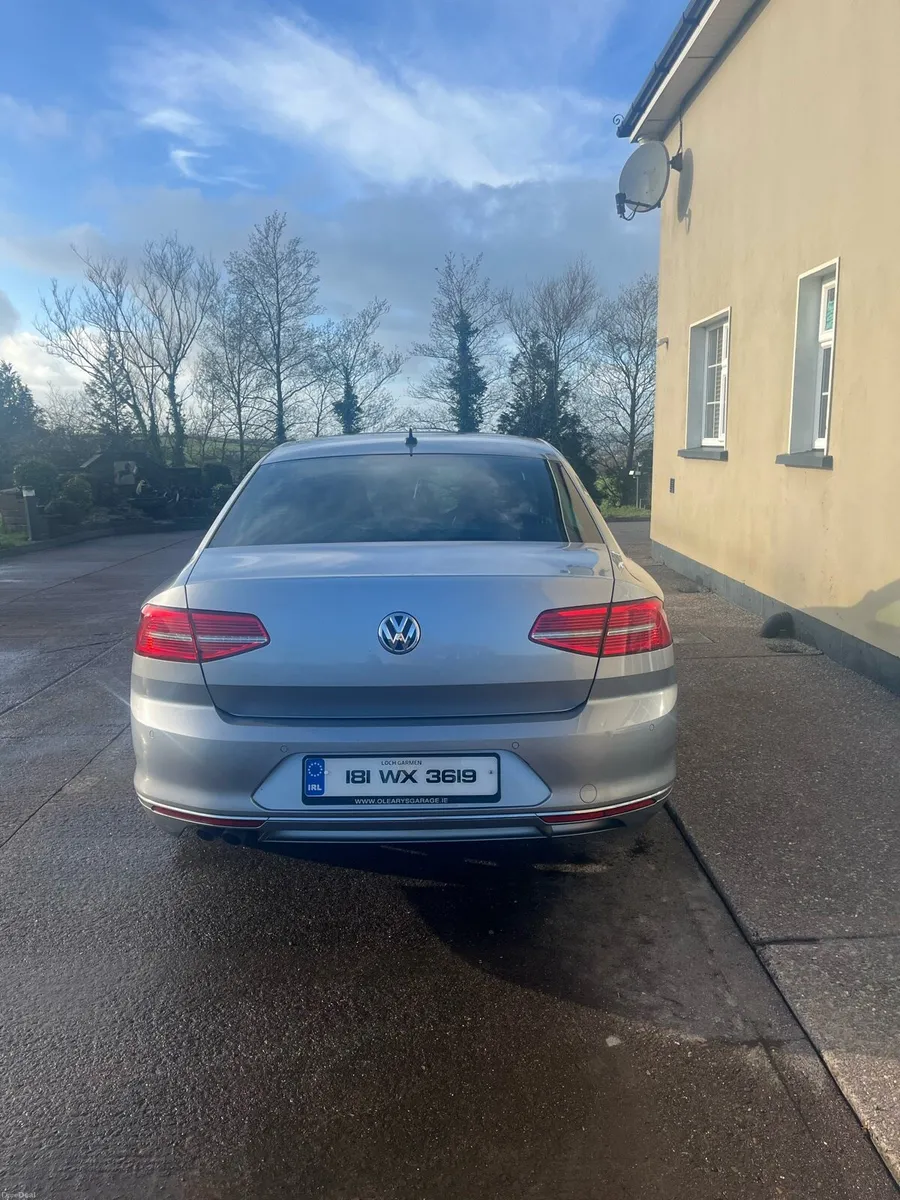 Automatic Volkswagen Passat - Image 2