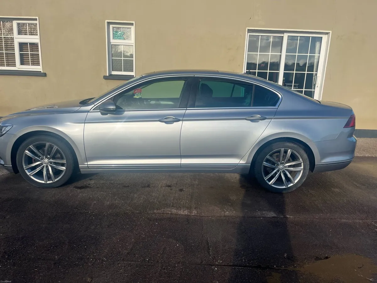 Automatic Volkswagen Passat - Image 3