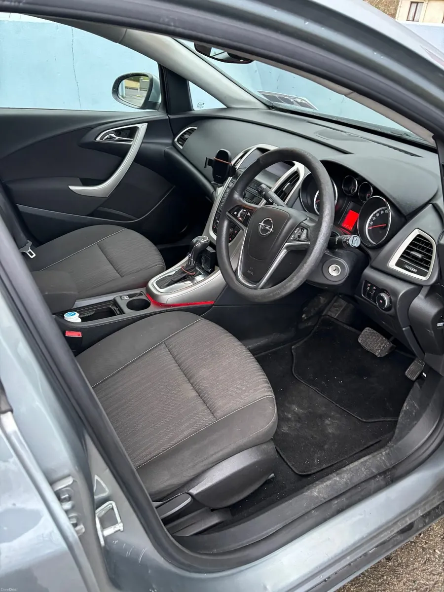 Opel Astra 2011 - Image 3