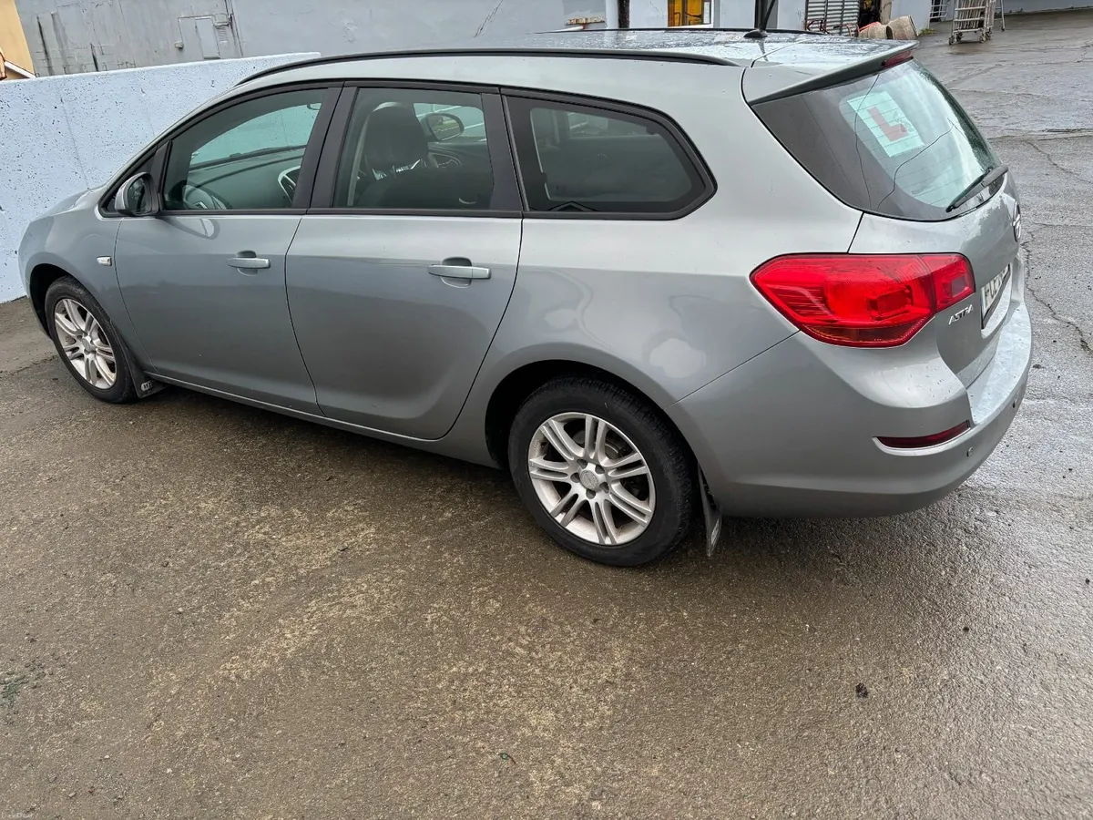 Opel Astra 2011 - Image 4