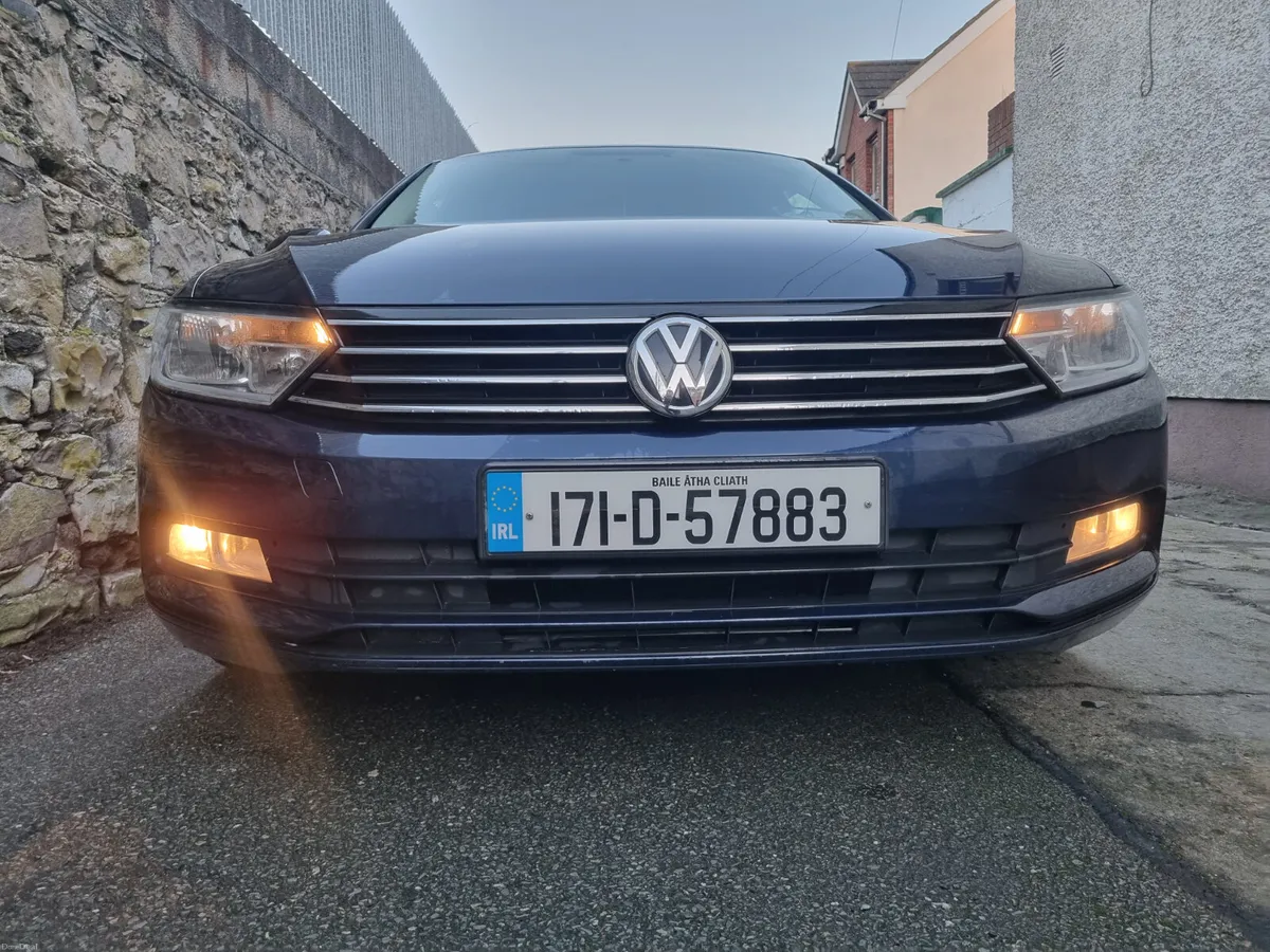 Volkswagen Passat 2017 - Image 2