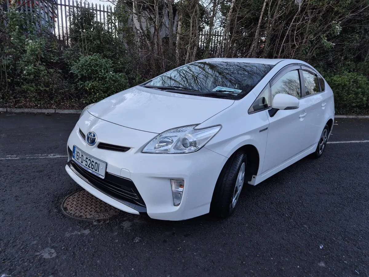 TOYOTA PRIUS / 2015 / 1.8 PETROL HYBRID / AUTO - Image 1